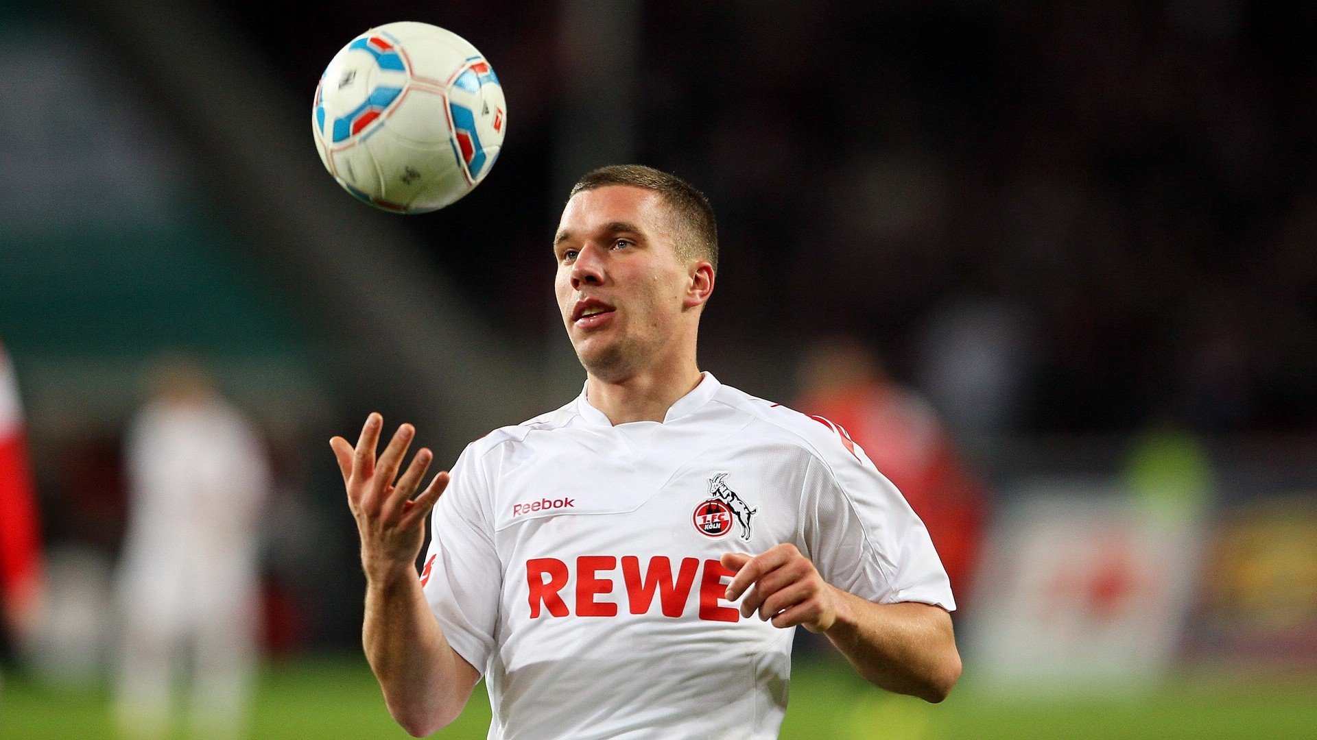 “青少年足球公益跑活动引领全民健身热潮”,足球公益活动标语